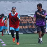 Pelatih Akademi Persib Putri, Iwan Bastian terus berupaya memotivasi anak asuhnya agar bisa menampilkan penampilan terbaik dalam latihan. Foto: Persib Bandung.