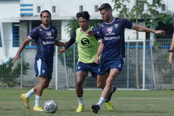 jupe_nick_ezra_05102022_barly Pelatih Persib Bandung, Luis Milla mengatakan, penundaan Liga 1 tidak akan menghentikan program latihan timnya. Foto: Persib Bandung.