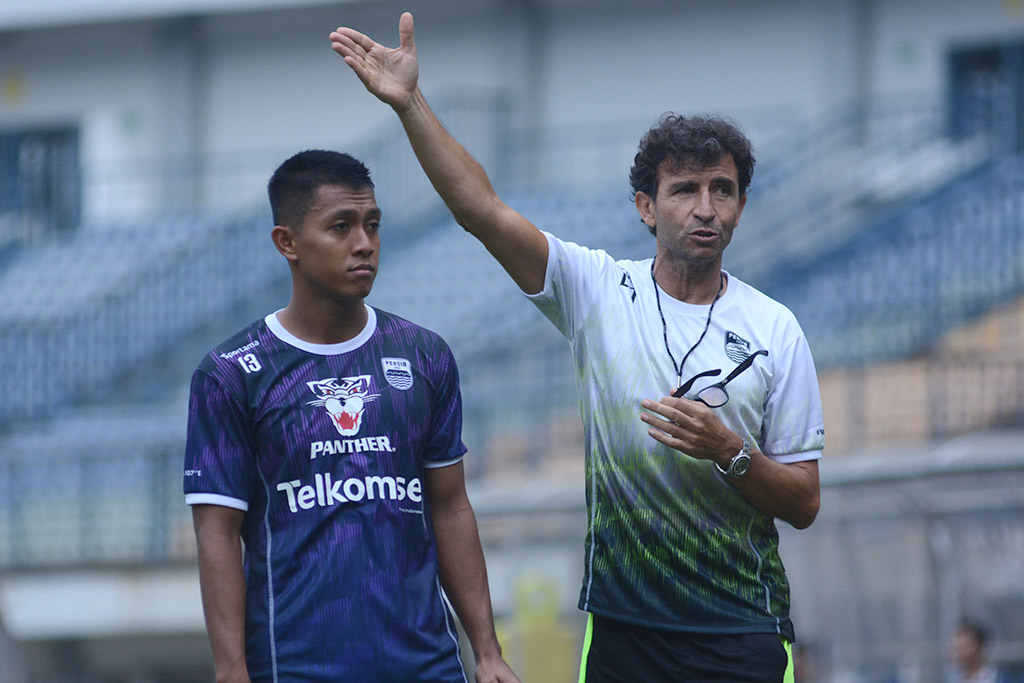 milla_febri_sut Persib Bandung menjalankan latihan daring untuk tetap menjaga kebugaran pemain. Menggunakan aplikasi Zoom, tak ada kendala proses latihan selama 40 menit tersebut. Foto: Persib Bandung.