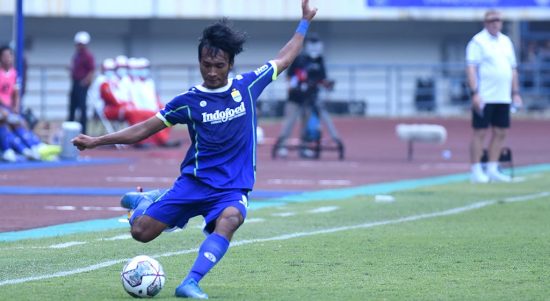Tampil baik sebagai pemain muda yang promosi ke tim senior, Robi pun dipanggil untuk memperkuat Tim Nasional Indonesia. Foto: Persib Bandung.