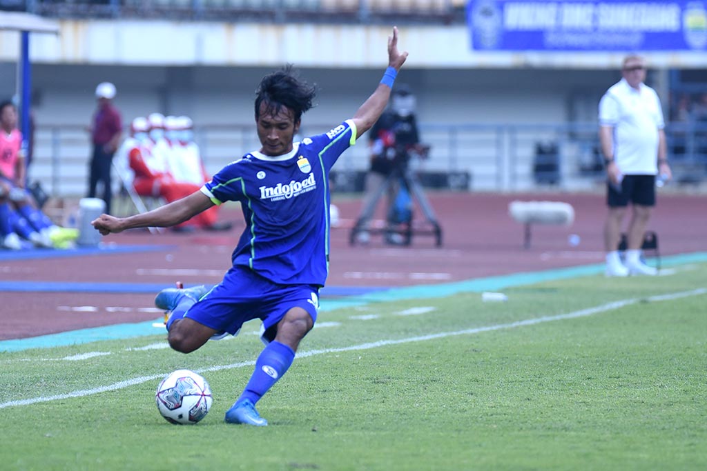 robi_madura_bar Tampil baik sebagai pemain muda yang promosi ke tim senior, Robi pun dipanggil untuk memperkuat Tim Nasional Indonesia. Foto: Persib Bandung.