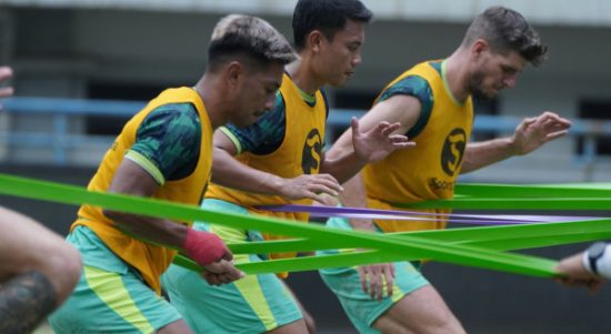 Bek Persib Bandung, Daisuke Sato mencoba tetap menikmati suasana latihan mandiri di tengah jeda kompetisi. Ia tetap melakukan latihan mandiri agar tetap bugar. Foto: Persib Bandung.