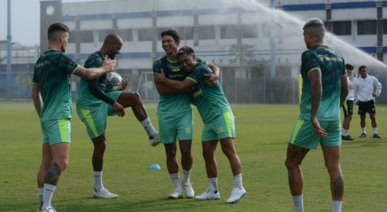 Persib Bandung kembali menggelar latihan bersama usai diliburkan selama dua pekan lebih. Pada Senin (31/10/2022). Foto: Persib Bandung.