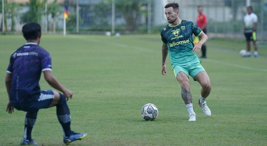 Gelandang Persib Bandung, Marc Klok, menilai gim internal sangatlah penting untuk menjaga kekompakan tim. Foto: Persib Bandung.