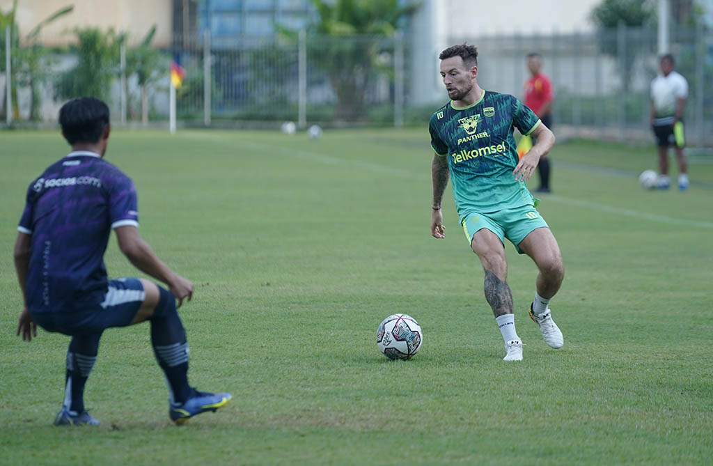klok_ujitanding_bar Gelandang Persib Bandung, Marc Klok, menilai gim internal sangatlah penting untuk menjaga kekompakan tim. Foto: Persib Bandung.