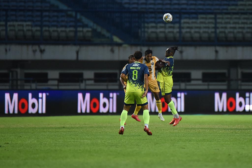 victor_bekasi_sut Pelatih Persib Bandung, Luis Milla, memiliki harapan untuk bisa menjalani latihan bersama dengan tim-tim dari Liga 1 setiap akhir pekan. Foto: Persib Bandung.
