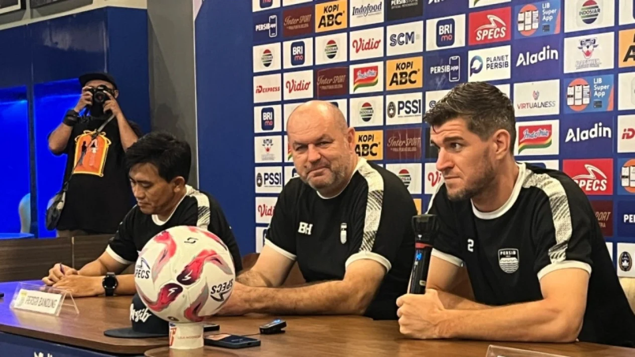 6652b745e48b6-pelatih-persib-bojan-hodak-dan-nick-kuipers_1265_711