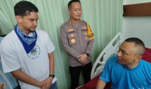 irfan-nurbani-42-saat-dijenguk-oleh-polisi-perwakilan-bobotoh-dan-pt-pbb-di-rsud-otista-soreang-rabu-2592024-1_169